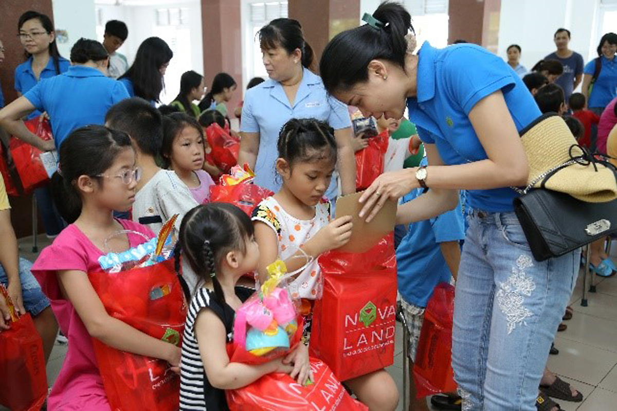  Tập thể nhân viên Novaland cũng tích cực tham gia quyên góp thực hiện hoạt động tình nguyện chăm lo cho trẻ em có hoàn cảnh đặc biệt khó khăn tỉnh Bà Rịa-Vũng Tàu