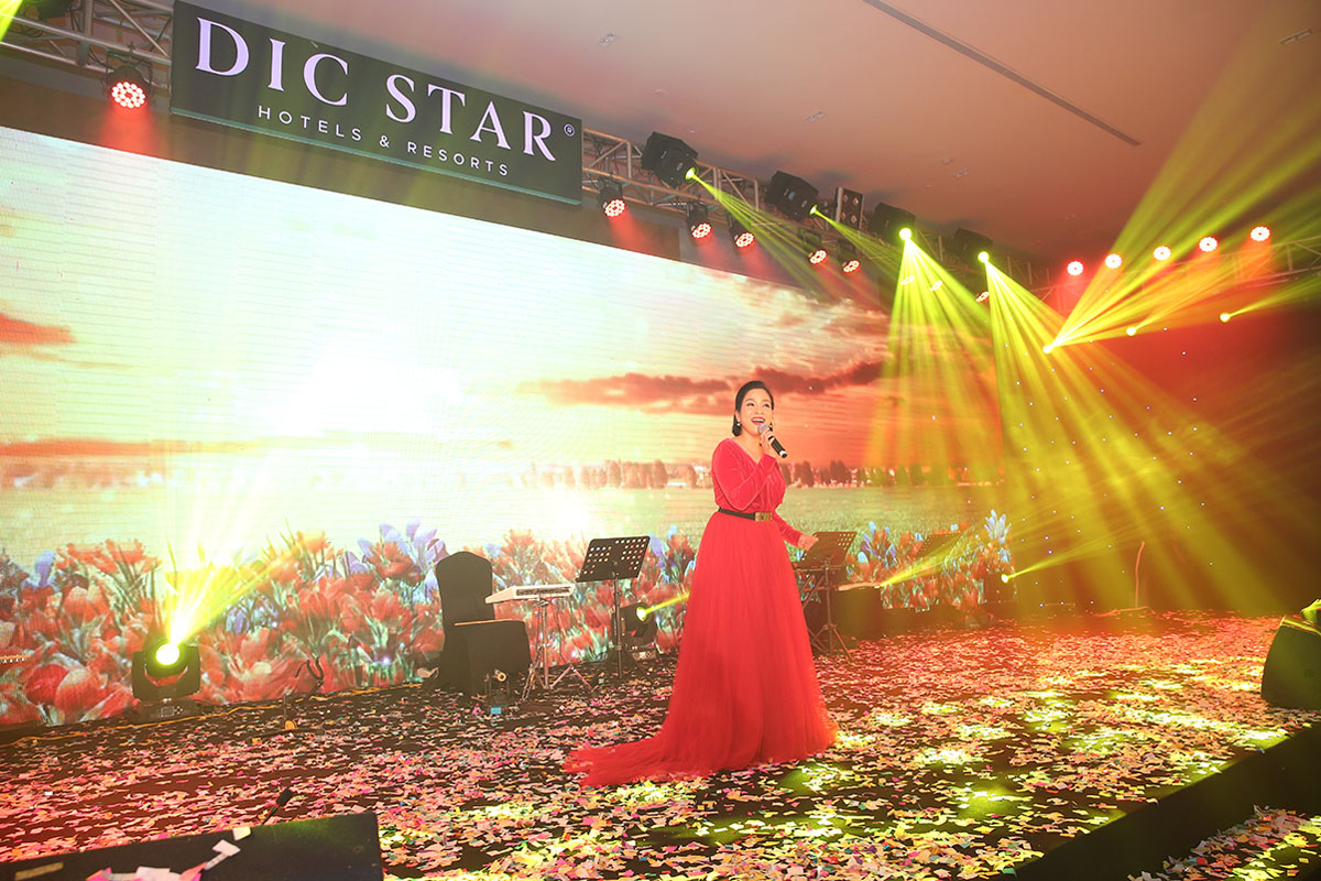 Gala Vũ khúc bốn mùa đánh dấu sự kiện khánh thành khách sạn DIC Star Vĩnh Phúc với sự góp mặt của giọng ca diva Mỹ Linh