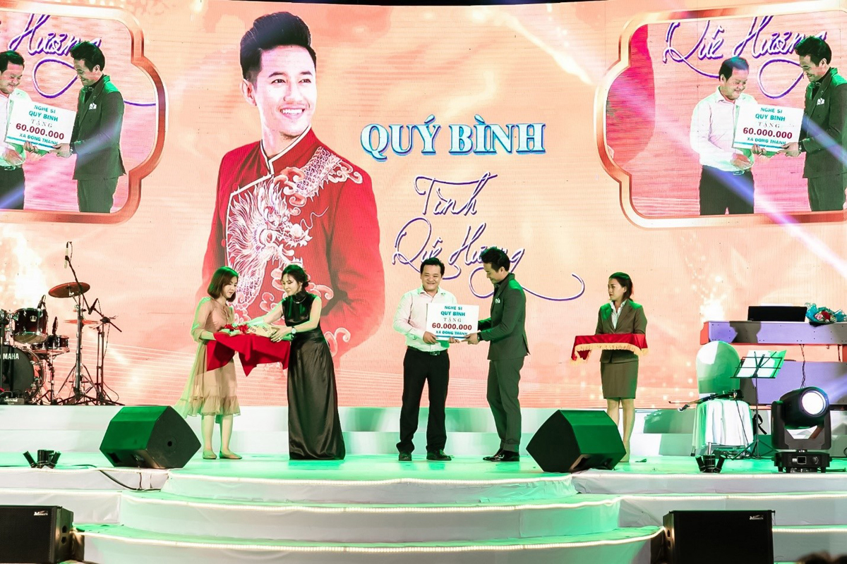 Bà Nguyễn Ngọc Tiền và nghệ sĩ Quý Bình trao tặng phần quà ý nghĩa cho huyện Hóc Môn