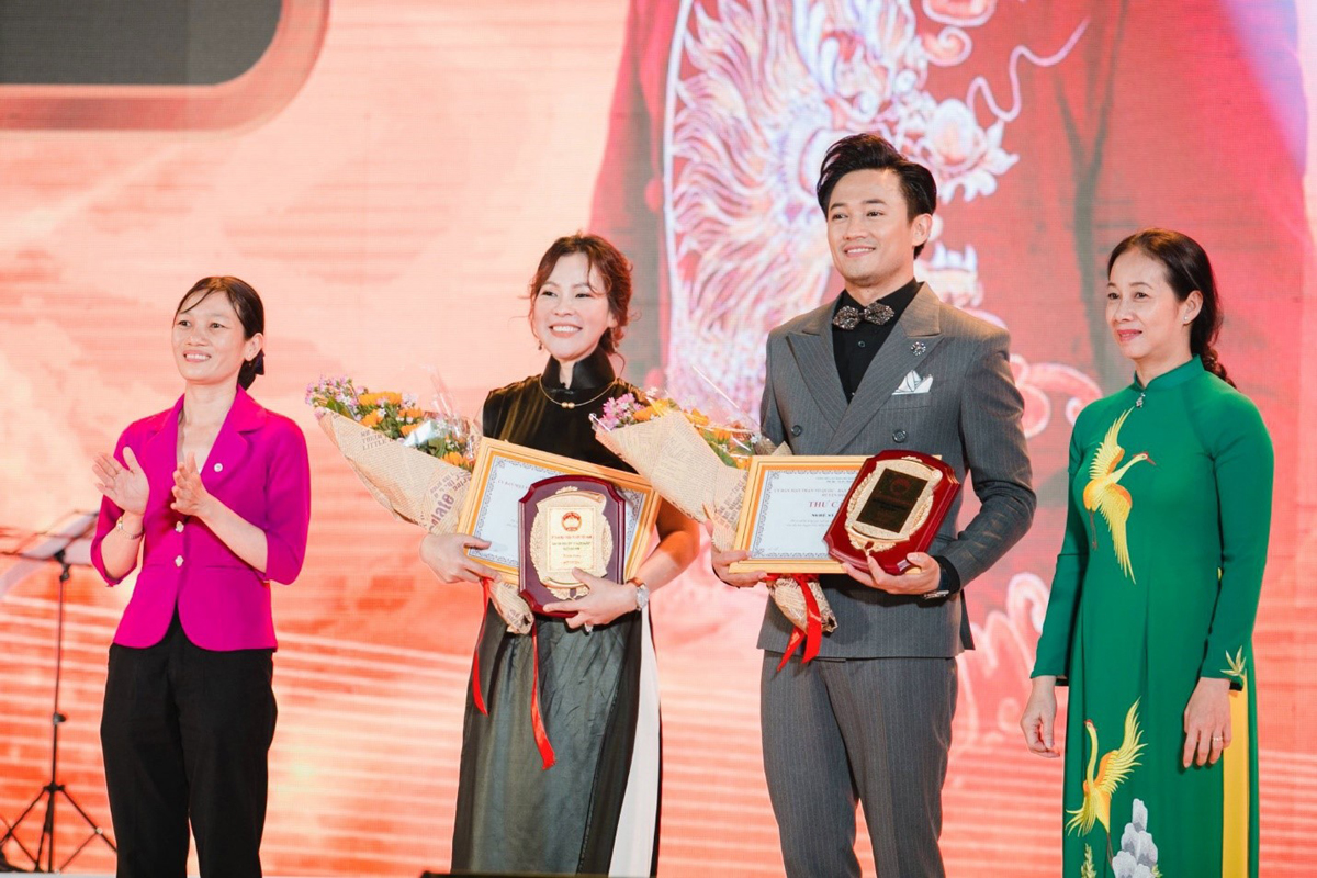 Đại diện UNBD Huyện Hóc Môn tặng bằng khen và quà tri ân cho bà Nguyễn Ngọc Tiền và nghệ sĩ Quý Bình