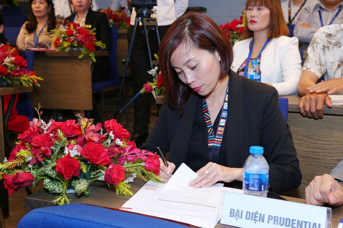  Phó tổng giám đốc Tiếp thị & Trải nghiệm khách hàng Prudential Việt Nam - bà Tô Thuỳ Trang ký xác nhận kết quả quay số trúng thưởng