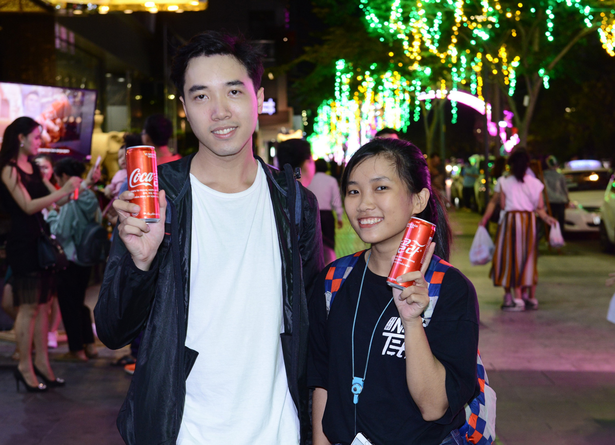  Là người yêu thích sưu tầm các mẫu lon Coca-Cola “không đụng hàng”, Quỳnh Như - sinh viên Trường ĐHXH&NV không ngại xếp hàng để sở hữu phiên bản giới hạn chỉ ra mắt trong dịp này