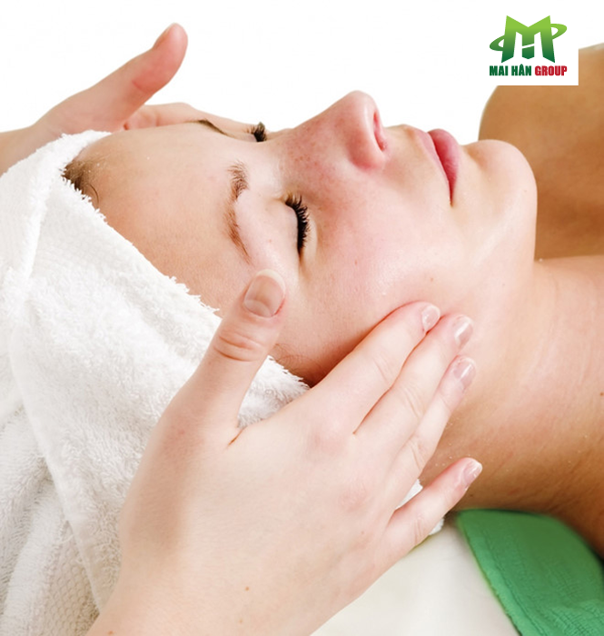 Dịch vụ massage và chăm sóc da mặt với khăn quấn đầu