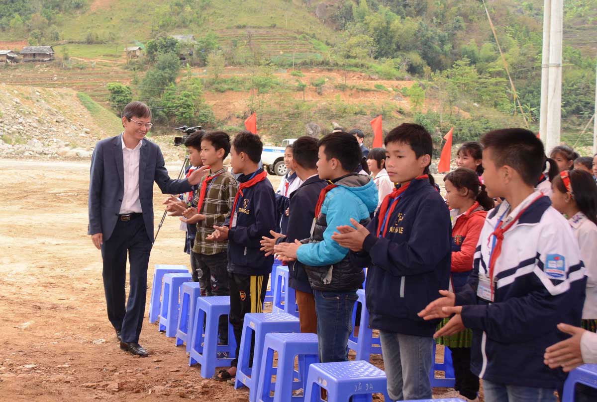 Tổng giám đốc EVN Trần Đình Nhân thăm các em học sinh