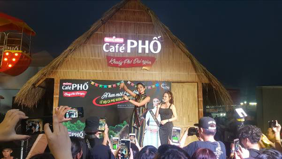Đặc biệt là sự xuất hiện Hoa hậu H’Hen Niê, trong vai trò Đại sứ Thiện chí của Café PHỐ tại gian hàng với hoạt động giao lưu “Khuấy phố đại ngàn” mang đến không gian đầy sôi động cho khách tham quan