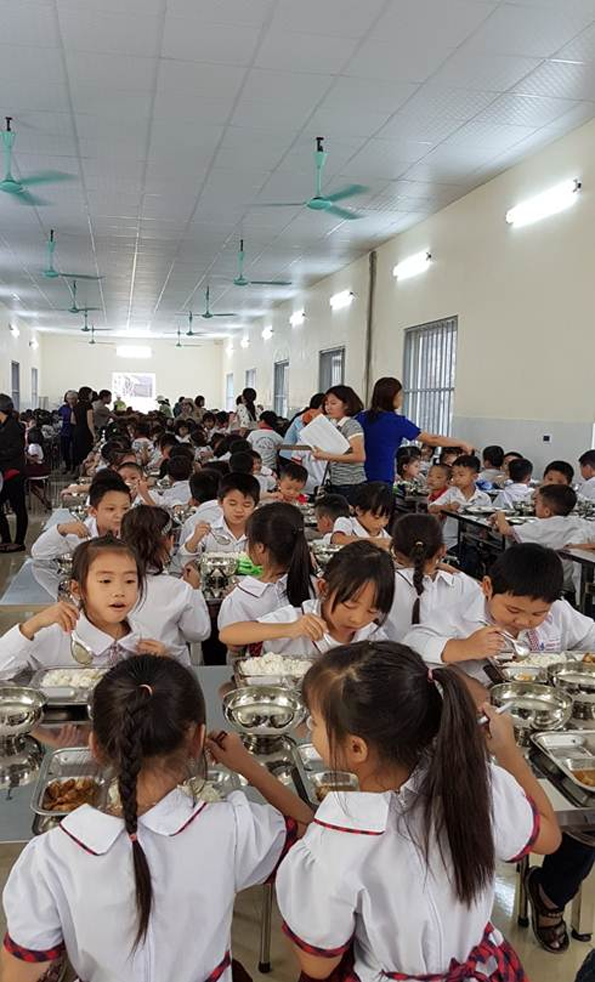 Các em học sinh trường tiểu học xã Hiệp Sơn tại nhà ăn tập thể được xây dựng khang trang