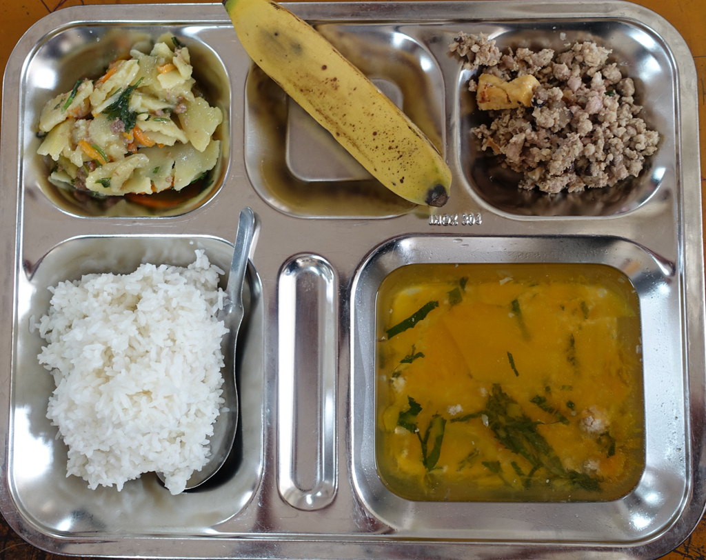 Khẩu phần ăn 5 món, đầy đủ dưỡng chất tại trường tiểu học Chu Văn An, Hà Nội