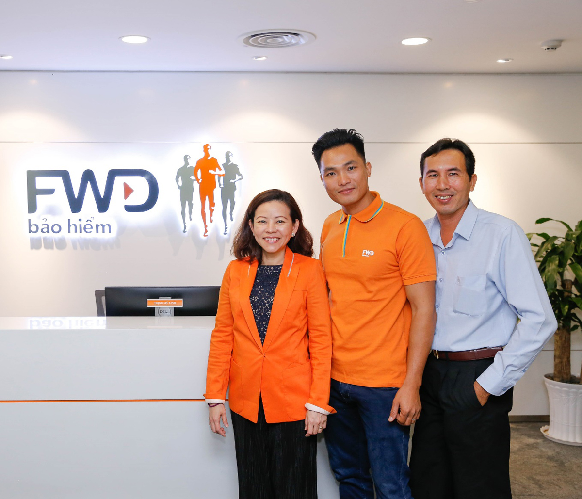 Phan Thanh Nhiên cùng Bà Vương Mỹ Phụng - Phó tổng giám đốc Bộ phận Chiến lược tiếp thị và thương hiệu FWD Việt Nam và ông Nguyễn Văn Cử - Phó giám đốc DRD