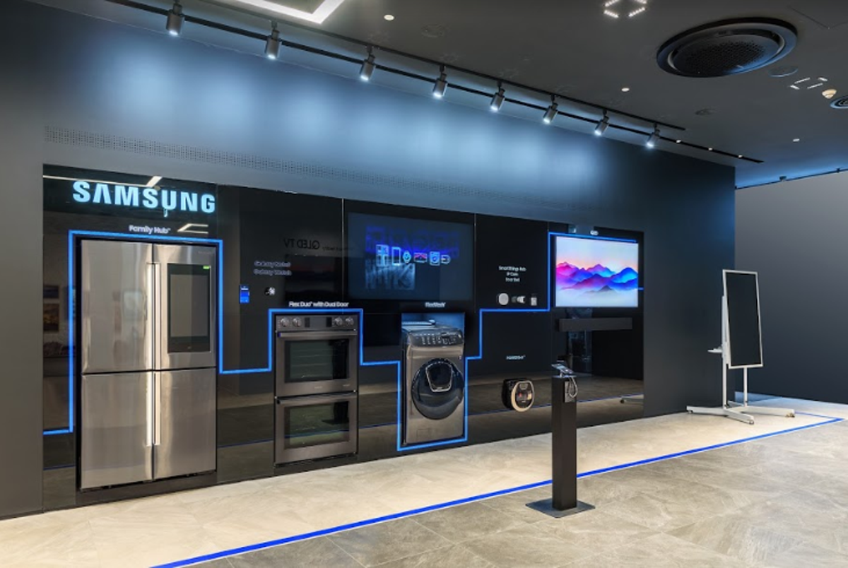 Bức tường Multi Device Experience (MDE) bên trong Samsung Showcase cho thấy điện thoại, máy tính bảng, thiết bị gia dụng… tương tác với nhau như một khối thống nhất