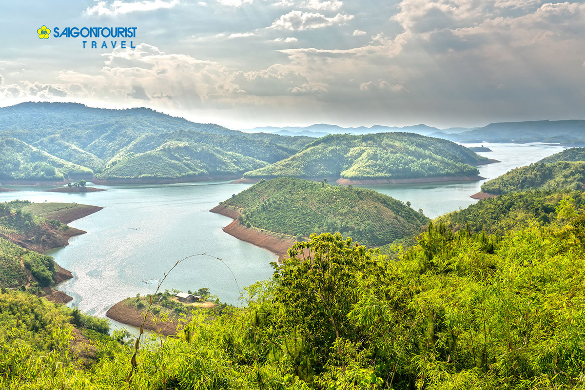 Bức tranh thiên nhiên hồ Tà Đùng ở Đắk Lắk – điểm du lịch đang được yêu thích