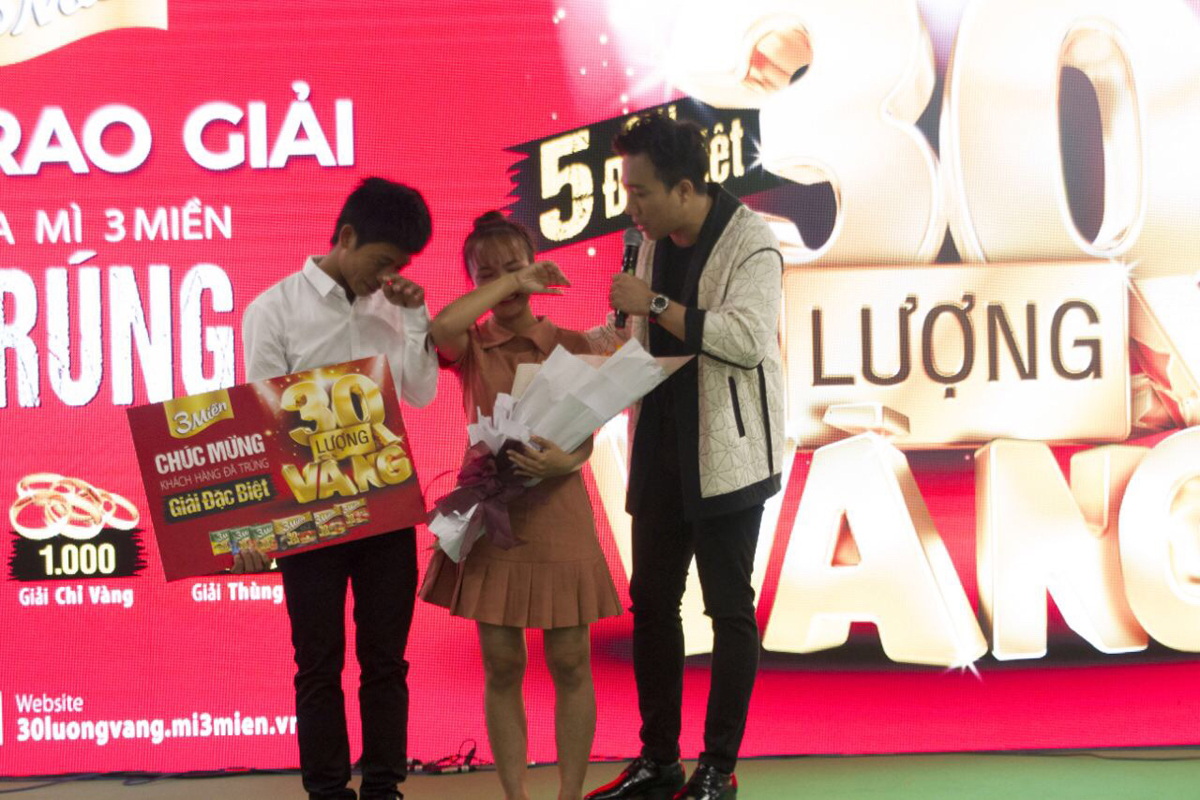 Nghệ sĩ Trấn Thành cũng không khỏi xúc động khi trao giải thưởng 30 lượng vàng đầu tiền cho gia đình anh Đặng Văn Mười (Quảng Nam)