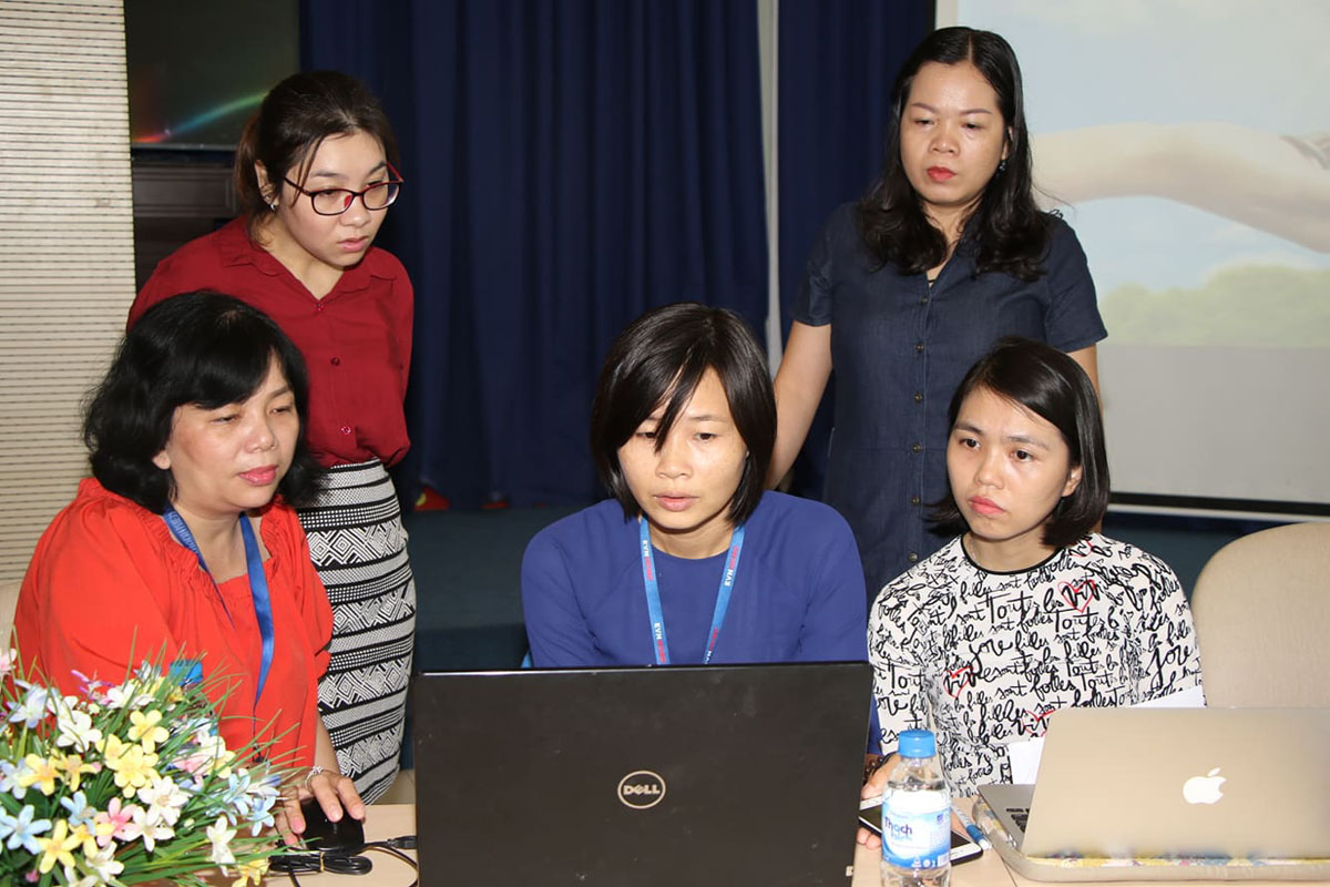 Bà Nguyễn Ngọc Tường Vi - Quyền trường ban Kinh doanh EVNHCMC (ngồi giữa) trả lời câu hỏi của bạn đọc