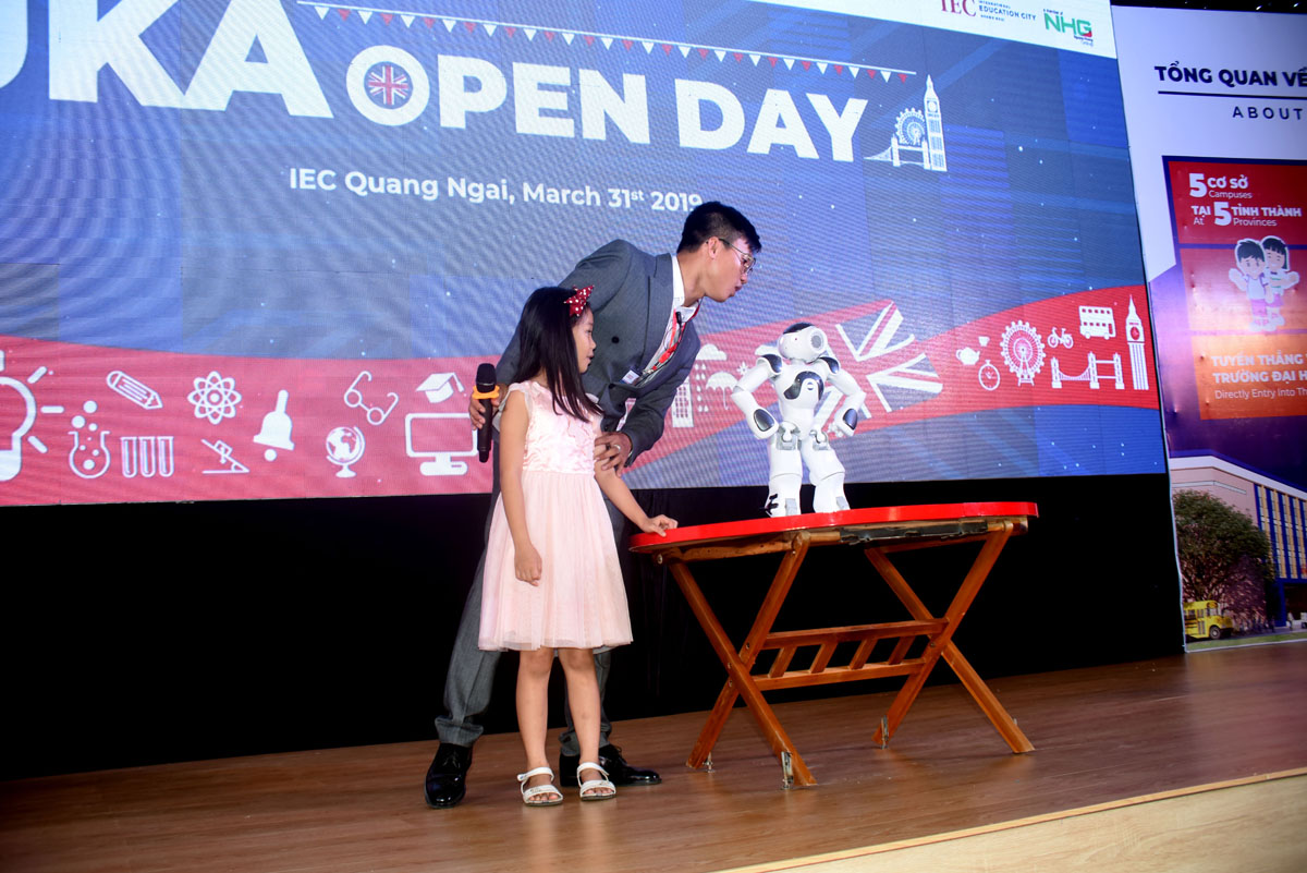 Học sinh tham gia giao lưu song ngữ Việt - Anh với robot tại chương trình trải nghiệm “Sách và Tri thức”