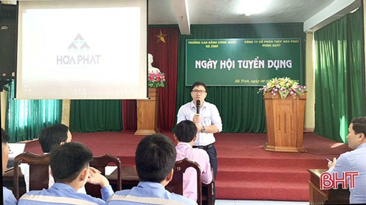  Anh Lưu Thanh Tùng, Phó phòng Nhân sự, Công ty CP Thép Hòa Phát Dung Quất giới thiệu về cơ hội việc làm cho sinh viên