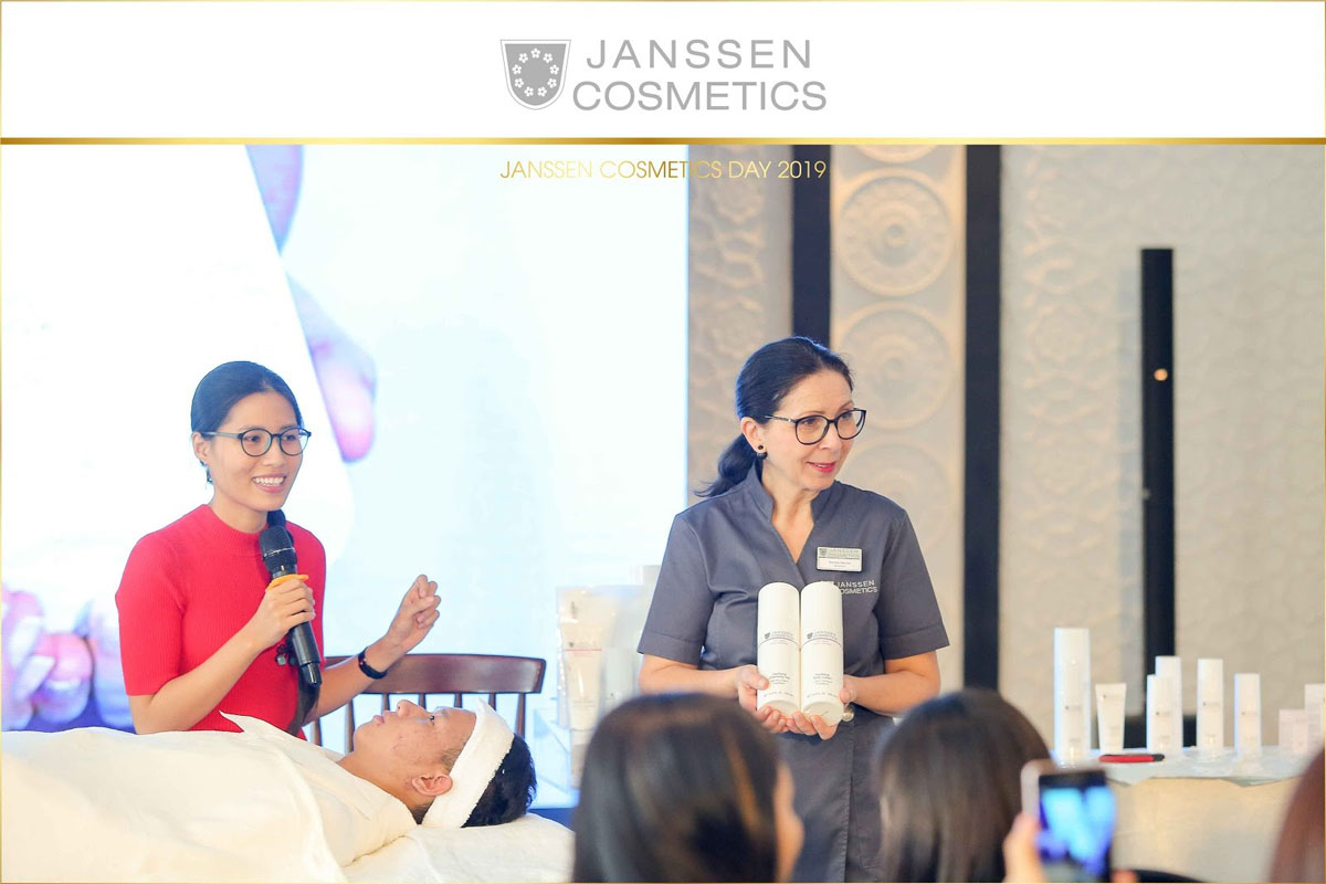Cô Renate Beimel sử dụng sản phẩm Janssen Cosmetics lên mẫu áp dụng vào quy trình chăm sóc da của thẩm mỹ viện, spa clinic