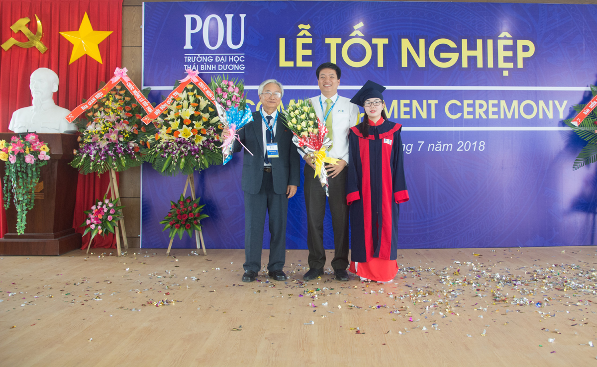 Em Lê Ngô Bích Ngọc – Thủ khoa ngành Kế toán tặng hoa tri ân Ban Giám hiệu Trường đại học Thái Bình Dương
