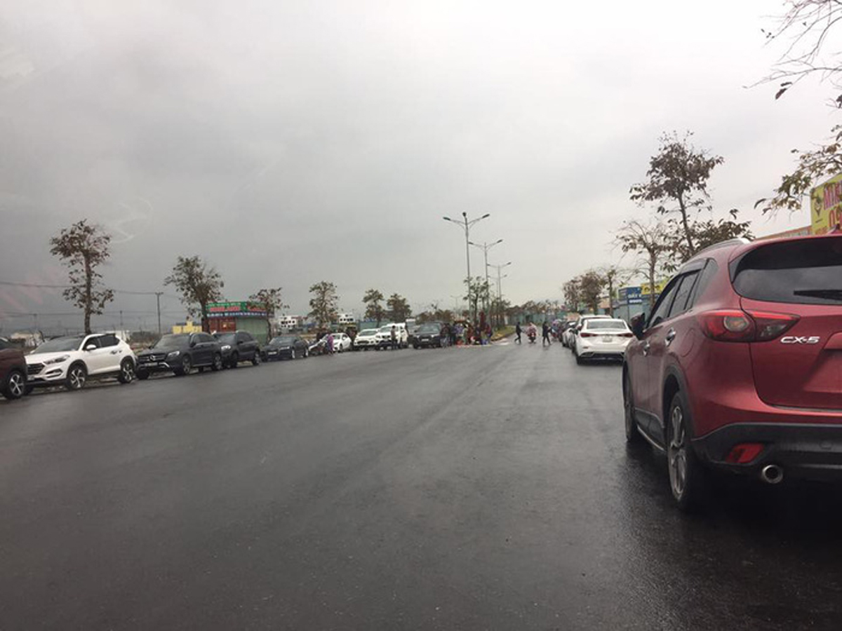 Những hàng xe dài đổ về các dự án trên đường Võ Nguyên Giáp, khu vực phường Phú Hài