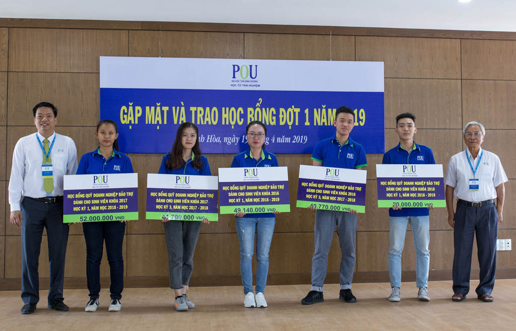 Ban Giám hiệu POU trao học bổng đợt 1 năm 2019 cho sinh viên 