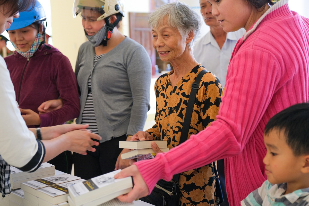  Bà Nguyễn Thị Vương, 72 tuổi ngày ngày đi bán vé số đã kiên nhẫn đứng chờ các học sinh nhận sách xong rồi mới tiến đến ngỏ ý xin một bộ sách về cho cháu của mình (M’Drak)