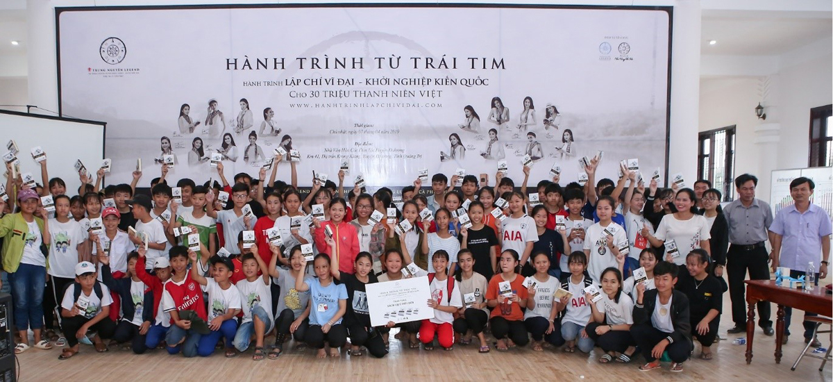  Các em học sinh huyện Đakrông, một huyện nghèo tại Tỉnh Quảng Trị lần đầu tiên được tham dự một chương trình trao tặng sách
