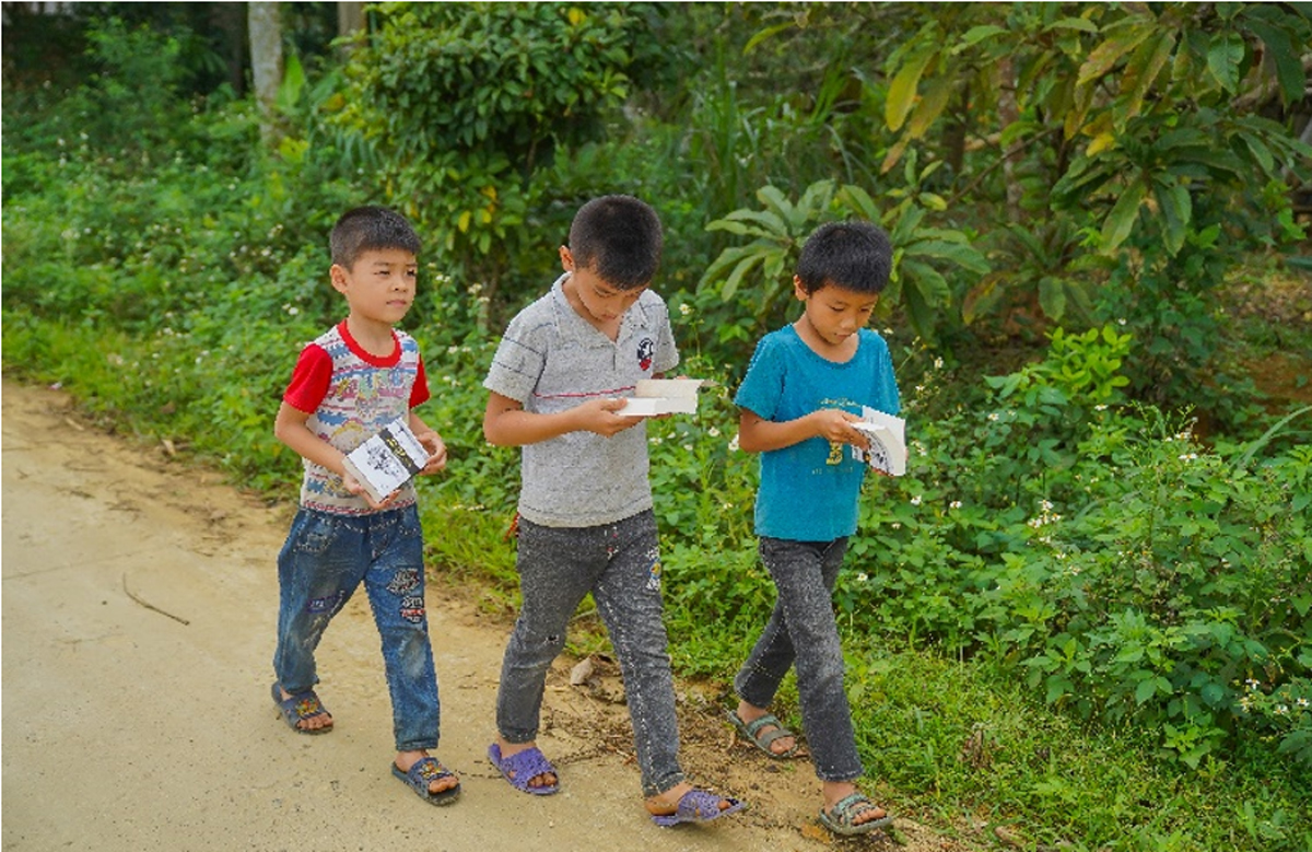  Các em học sinh tại huyện Đà Bắc, tỉnh Hòa Bình được nhận những cuốn sách quý đổi đời 