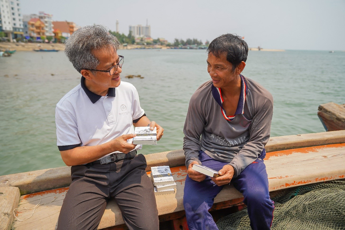  Tiến sĩ Trần Hữu Đức trao tặng sách cho một ngư dân
