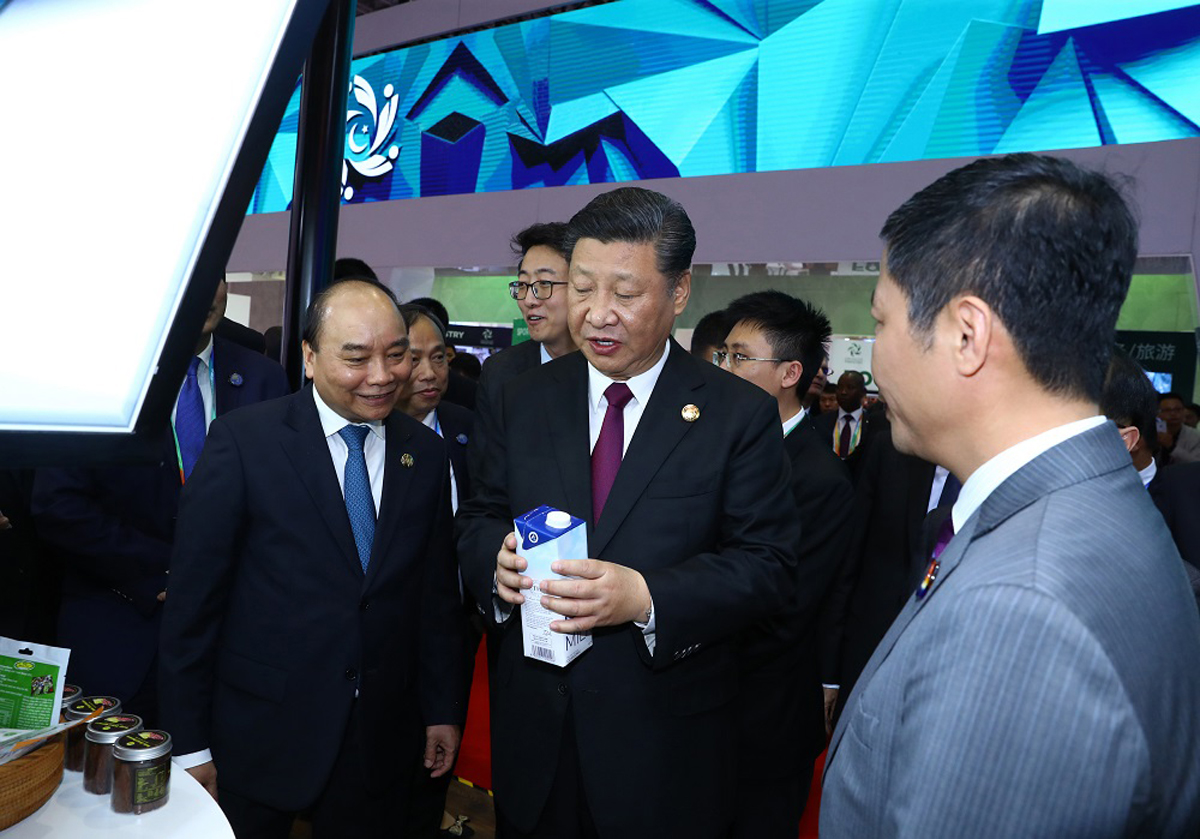 Chủ tịch Trung Quốc Tập Cận Bình tìm hiểu sản phẩm sữa của TH tại hội chợ CIIE 2018