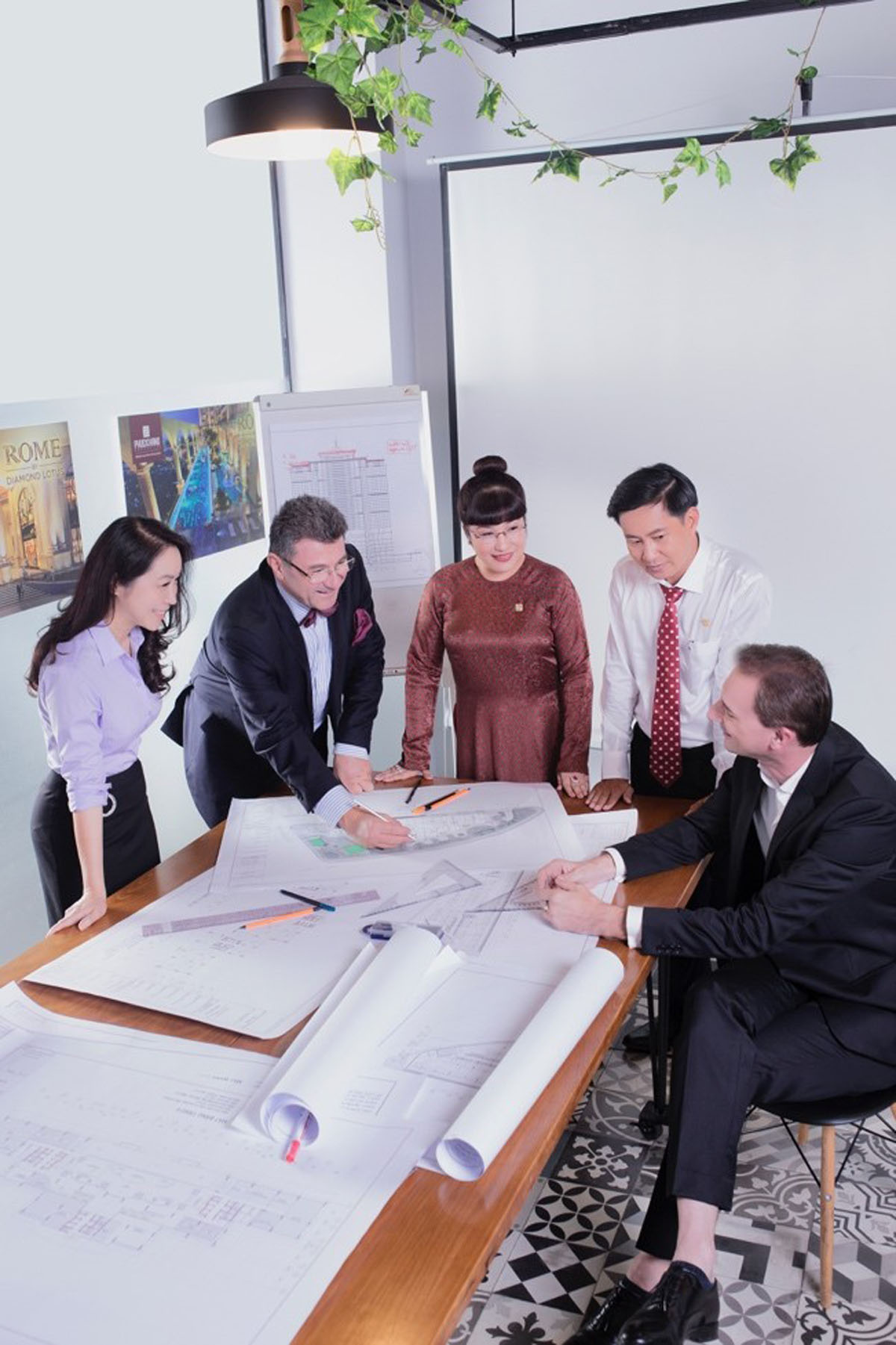 TGĐ Phúc Khang – bà Lưu Thanh Mẫu và ông Aldo Zoli Lo Prinzi thảo luận về kiến trúc dự án Rome by Diamond Lotus