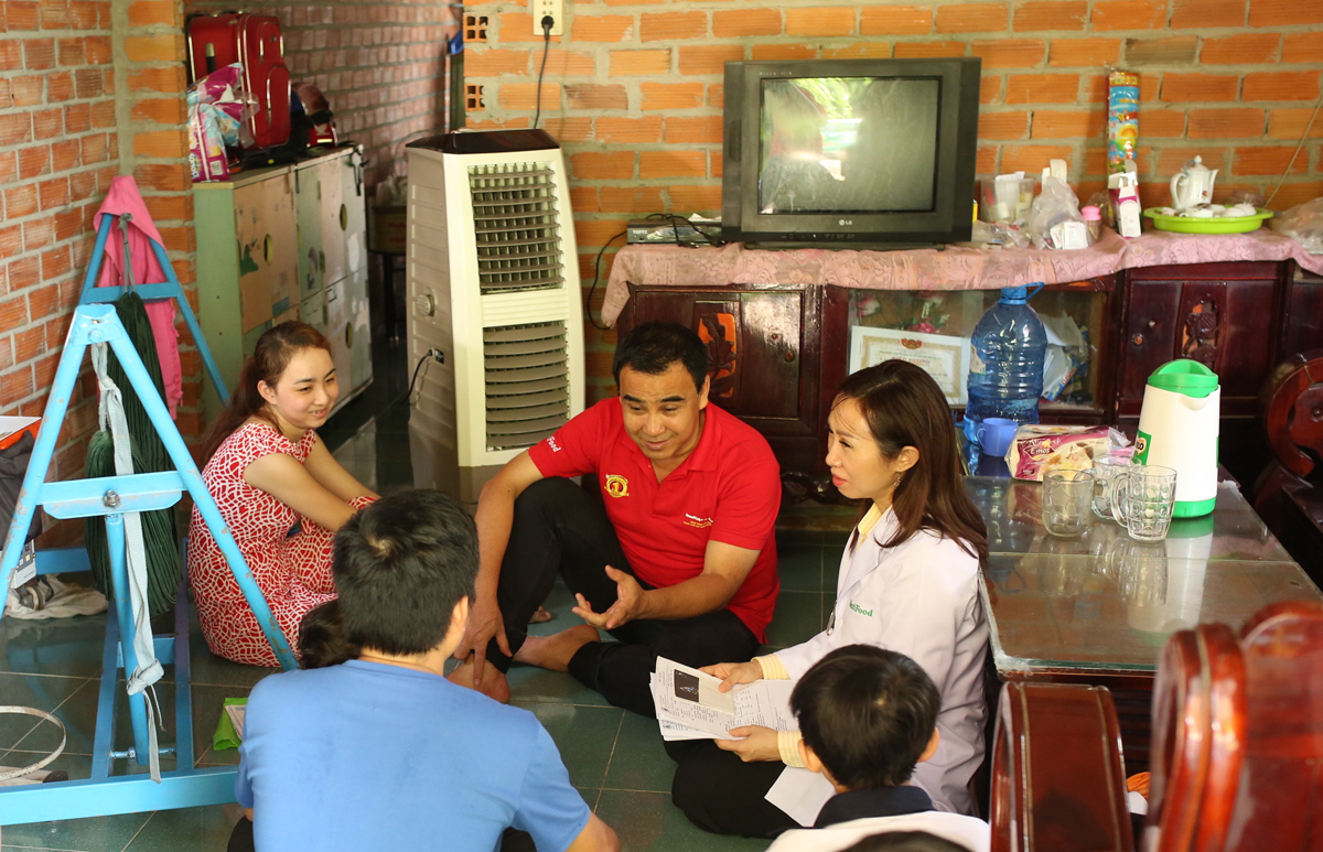 Tại Củ Chi, nghệ sĩ Quyền Linh và bác sĩ Trần Thị Lệ đã đến thăm nhà bé Dương Ngọc Cát Tường có hoàn cảnh đặc biệt khó khăn