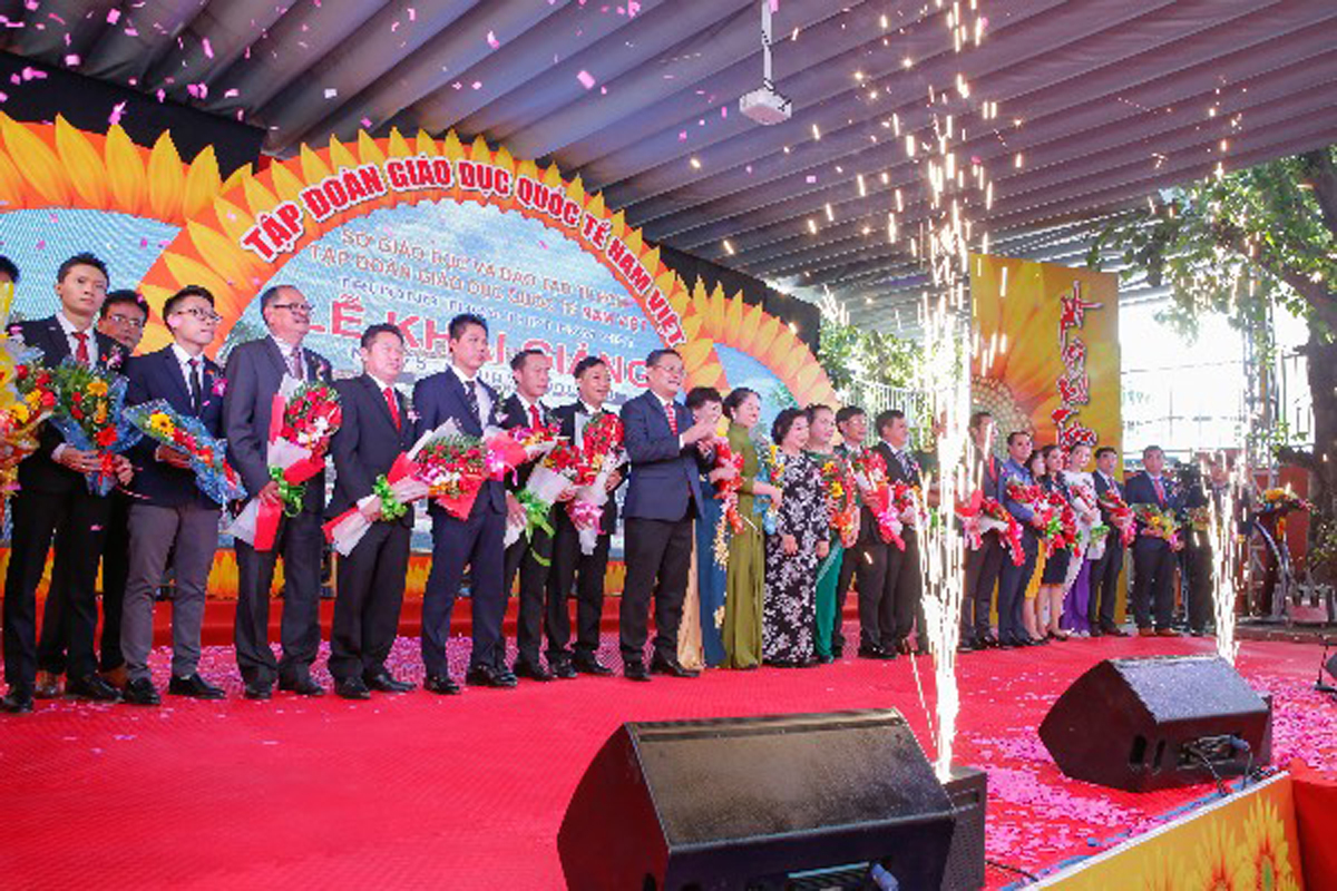 Tập đoàn giáo dục Quốc tế Nam Việt gửi hoa tri ân đến tập thể ban lãnh đạo và giáo viên 