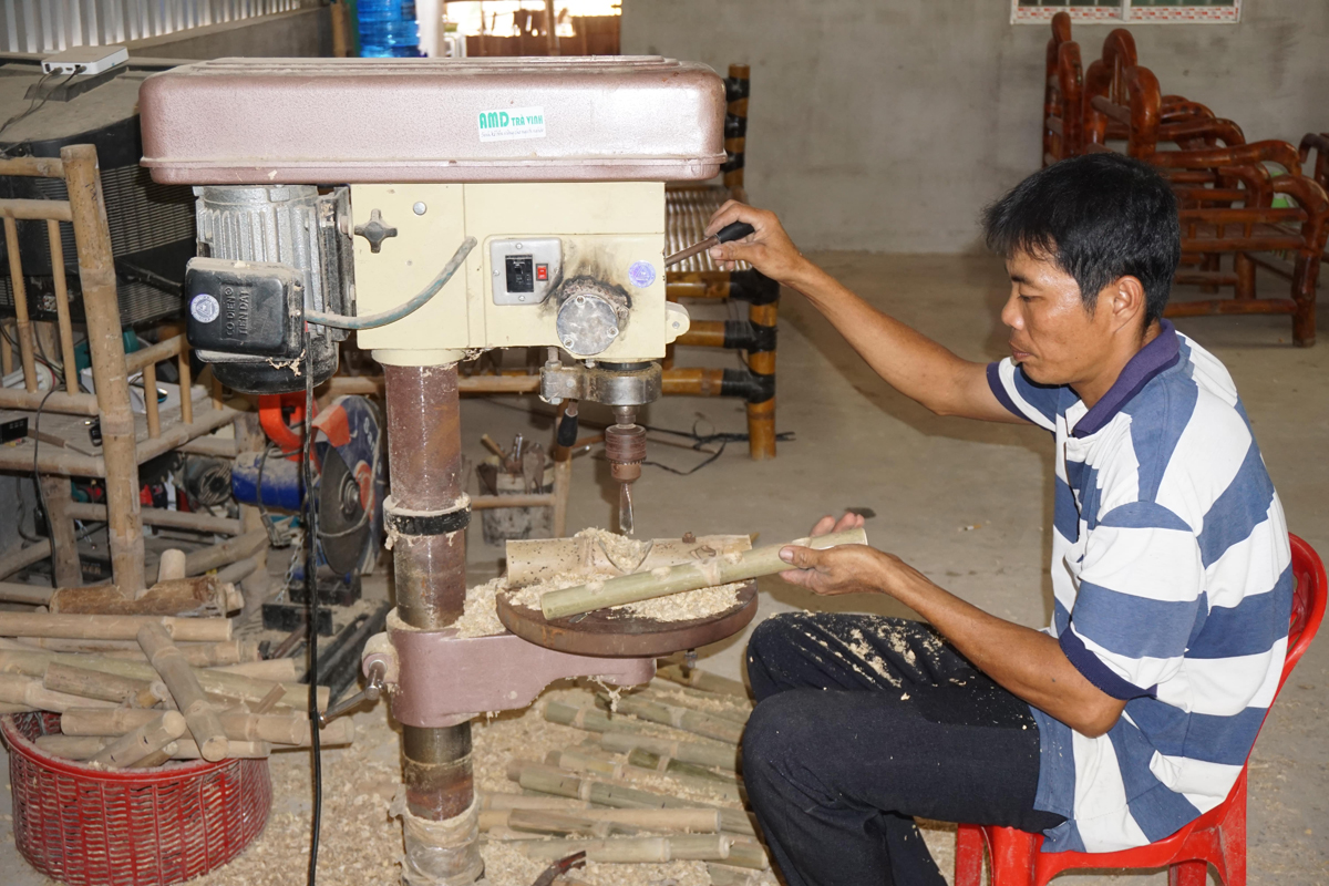 Điện về góp phần phát triển làng nghề đóng giường tre ở Hàm Giang