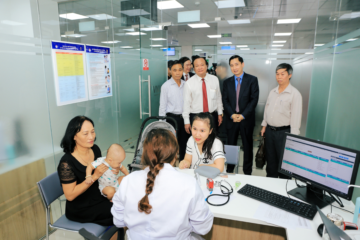 Ông Nguyễn Tiên Hồng - PGĐ Sở Y Tế Đà Nẵng (ngoài cùng bên phải) cùng các vị lãnh đạo tỉnh tham quan TTTC VNVC Đà Nẵng