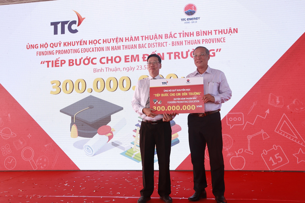 Đại diện chủ đầu tư trao tặng cho Quỹ khuyến học "Tiếp bước cho em đến trường" của huyện Hàm Thuận Bắc (Bình Thuận) số tiền 300 triệu đồng