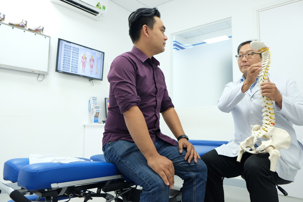 Bác sĩ Hoisang Gong đang tư vấn cho bệnh nhân bị thoát vị đĩa đệm cổ
