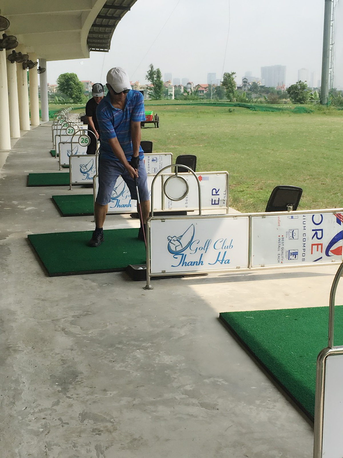  Các tay golf sẵn sàng tư thế để đánh bóng