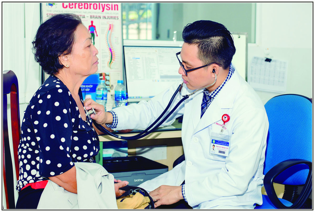 BS.CK2 Nguyễn Minh Tấn, Giám đốc Phòng khám đa khoa Vạn Phước Cửu Long đang khám cho bệnh nhân