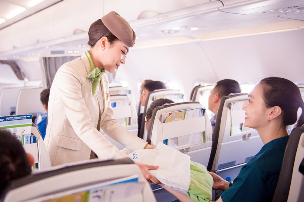 Bamboo Airways thay thế túi bọc chăn nylon bằng bằng túi vải không dệt trên chuyến bay “Fly Green”