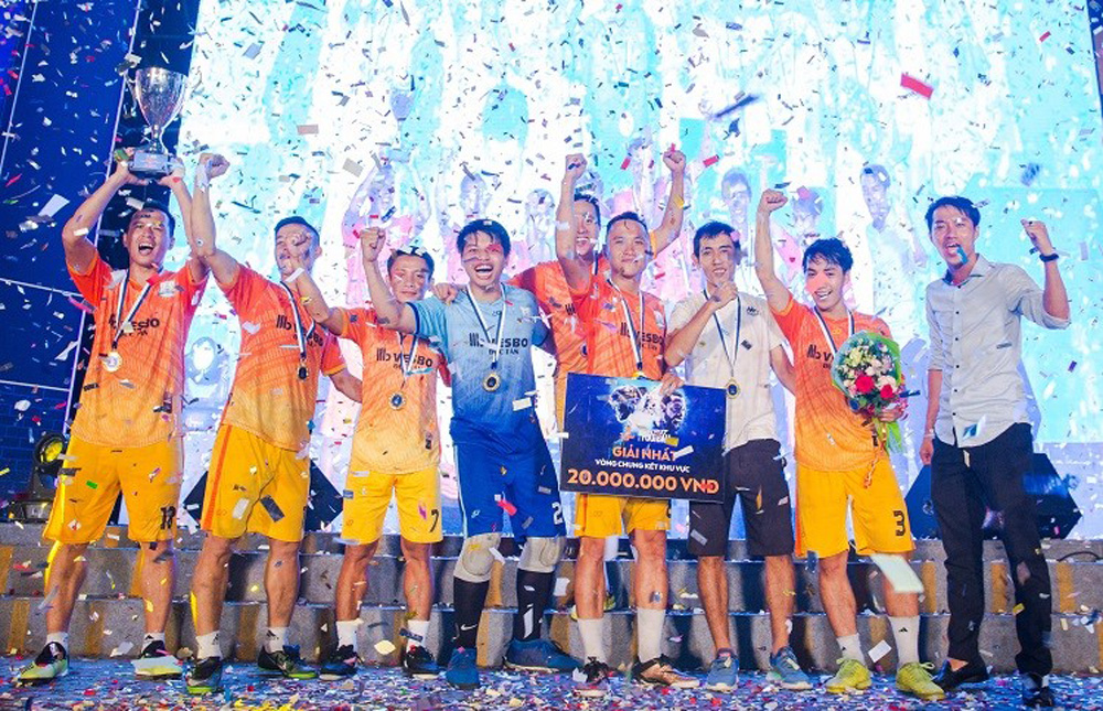  Theo đó, Vinh Hải Vinh Hiền sẽ cùng 63 đội mạnh nhất cả nước tiến đến vòng chung kết quốc gia, giành cơ hội để tranh tài tại trận cầu trong mơ với các huyền thoại thế giới