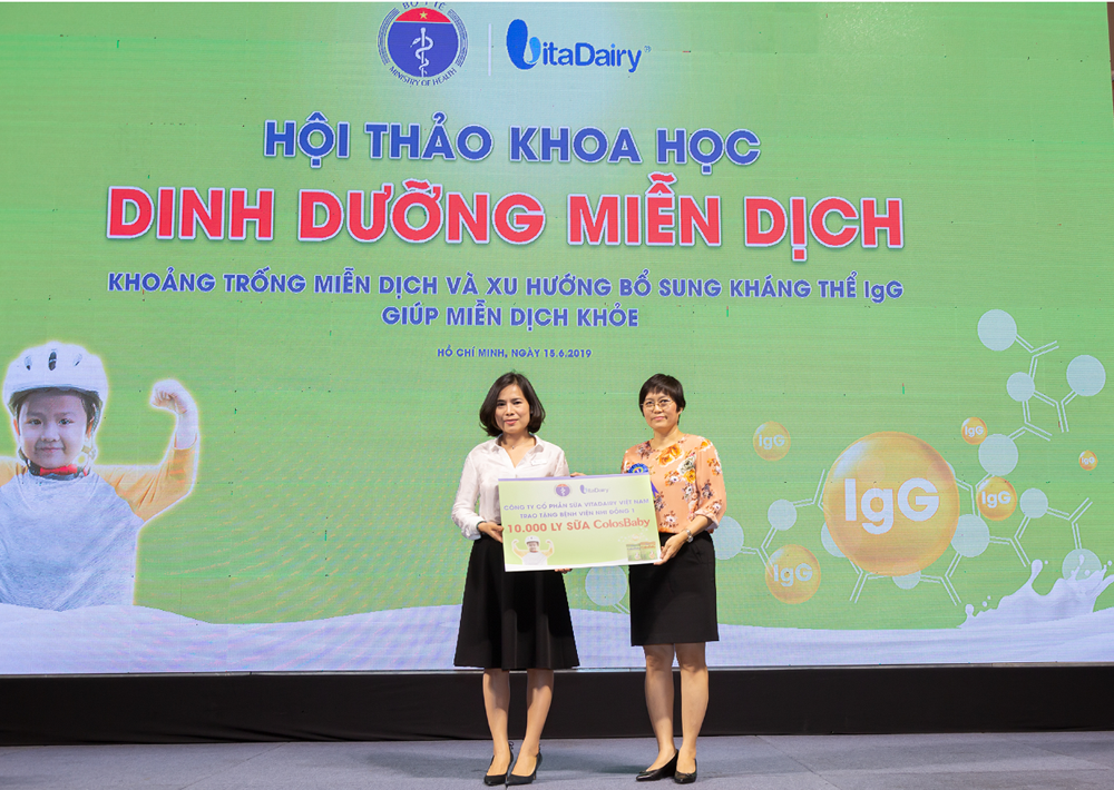 Bà Nguyễn Thị Hà - Tổng giám đốc Công ty cổ phần sữa VitaDairy Việt Nam trao tặng 10.000 ly sữa cho bệnh nhi bệnh viện Nhi đồng 1