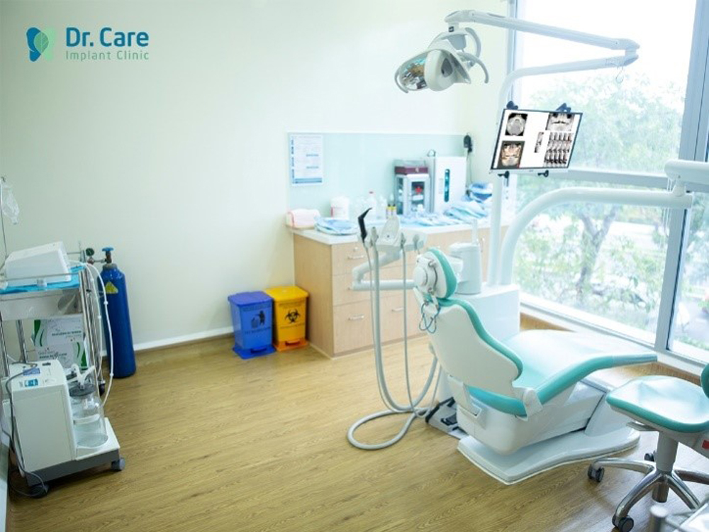 Dr.Care có phòng phẫu thuật chuyên biệt trang bị nhiều máy móc dành riêng cho việc trồng răng Implant