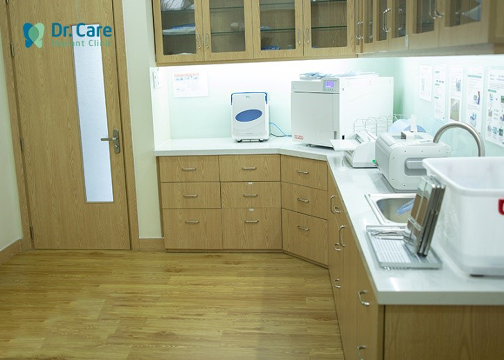 Phòng vô trùng xử lý và lưu trữ dụng cụ y tế của nha khoa Dr.Care, hoạt động với quy trình vô trùng 7 bước khép kín