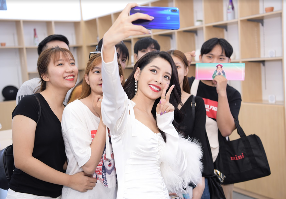 Chi Pu cùng fans tham quan và trải nghiệm tính năng selfie trên điện thoại Huawei tại cửa hàng mới