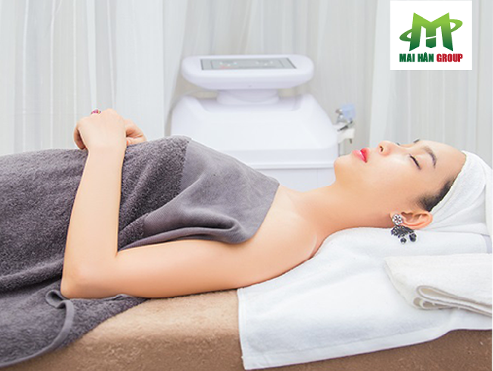 Khách hàng bước vào liệu trình spa với khăn quấn người, quấn đầu và khăn trải giường