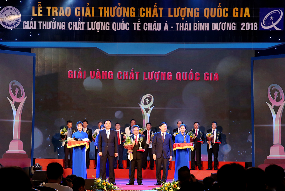 Ông Nguyễn Huy Văn - Phó tổng giám đốc Công ty CP Traphaco đại diện doanh nghiệp nhận Giải Vàng CLQG 2018