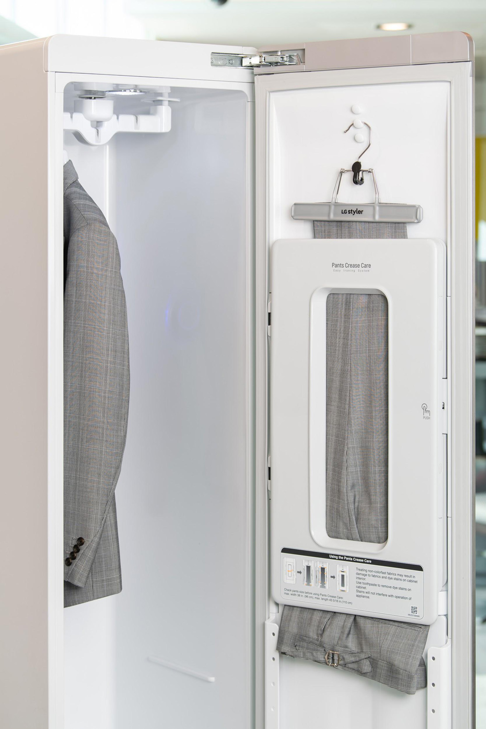 Styler có tính năng làm sạch các bộ vest cao cấp bằng hơi nước nóng và chuyển động của móc treo