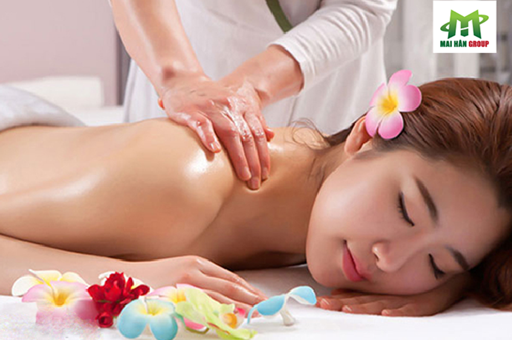 Massage với tinh dầu tại spa