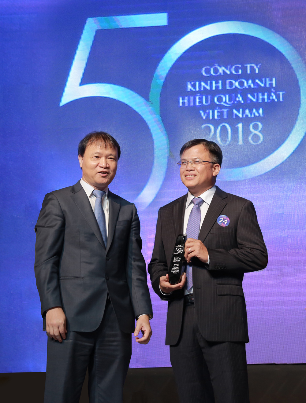 Ông Phan Ngọc Hòa - Phó TGĐ VPBank nhận giải thưởng 50 công ty kinh doanh hiệu quả nhất Việt Nam năm 2018