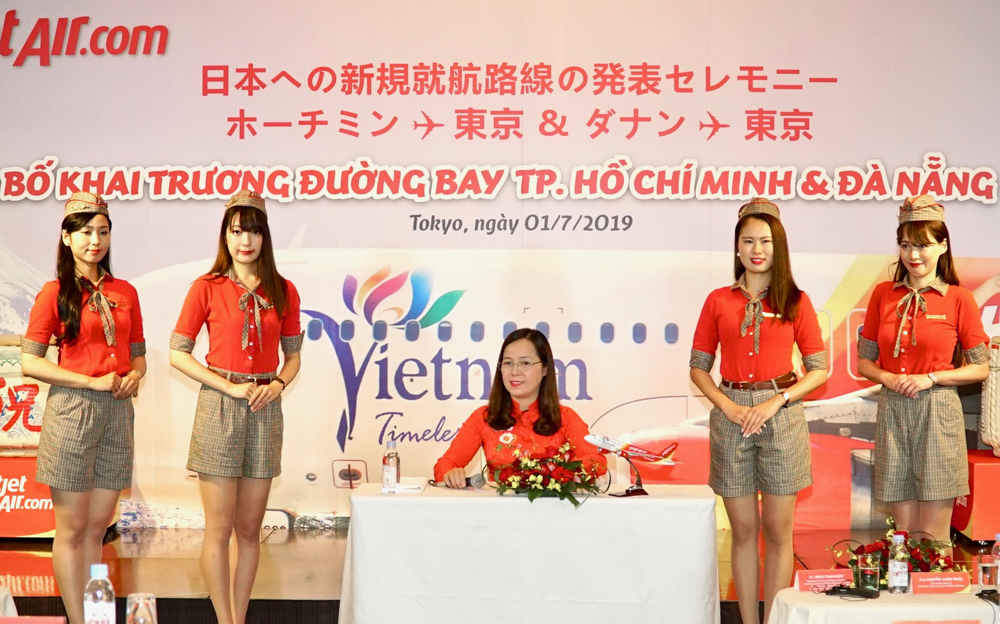 Bà Nguyễn Thị Thúy Bình, Phó tổng giám đốc Vietjet giới thiệu mạng đường bay và chiến lược phát triển của Vietjet tại sự kiện 