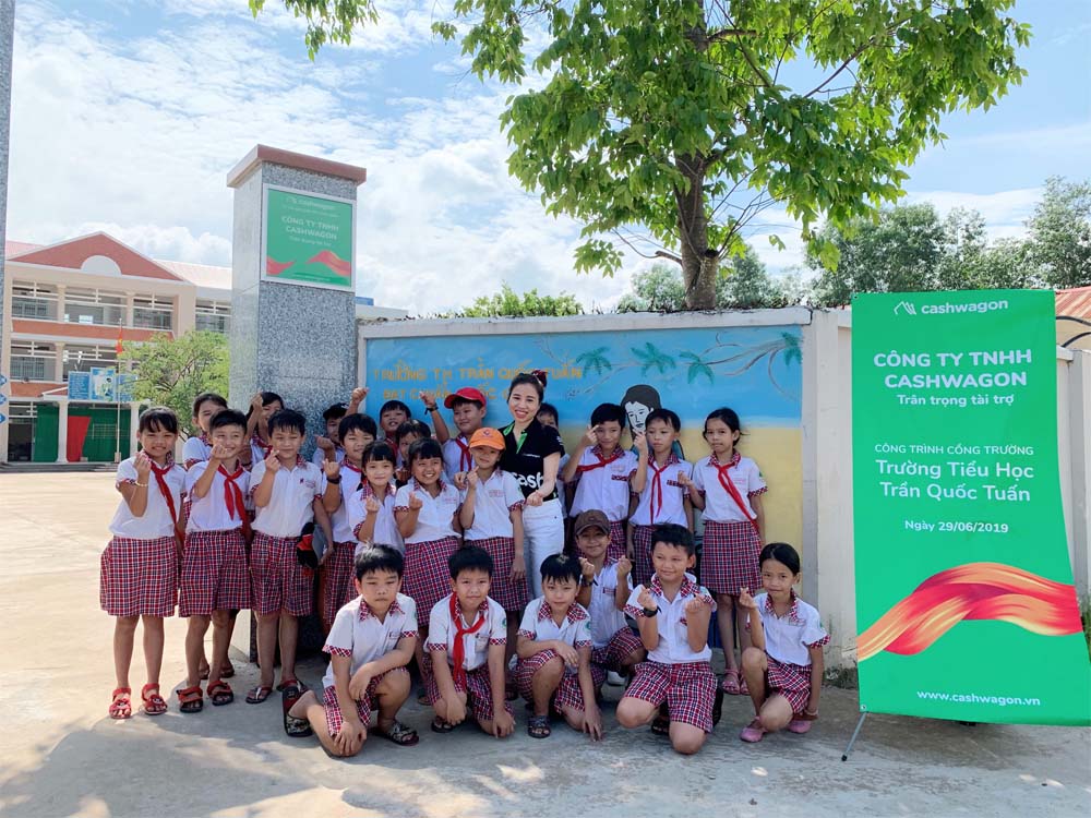 CEO Nguyễn Thị Thúy Hằng - Doanh nhân tiêu biểu châu Á Thái Bình Dương chụp hình kỷ niệm cùng các em học sinh