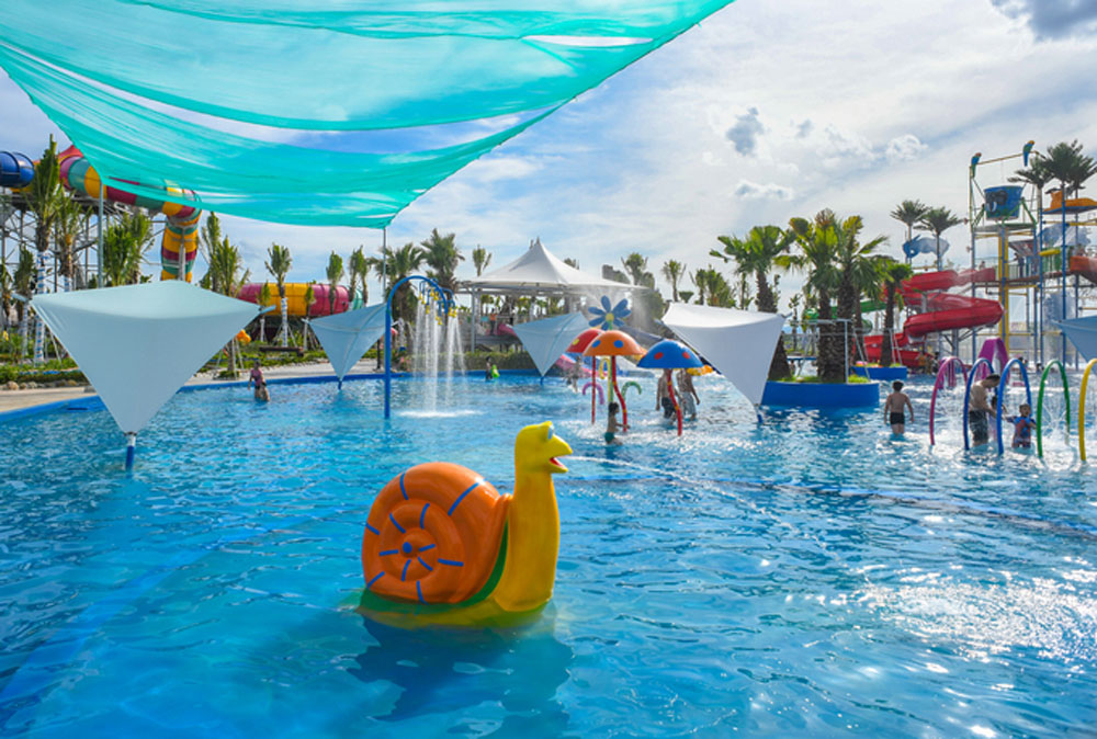 Khu bể bơi dành cho trẻ em mới lắp đặt thêm mái che phía trên, nhằm giảm bớt ảnh hưởng của nắng nóng tới khách trong các giờ trưa, chiều